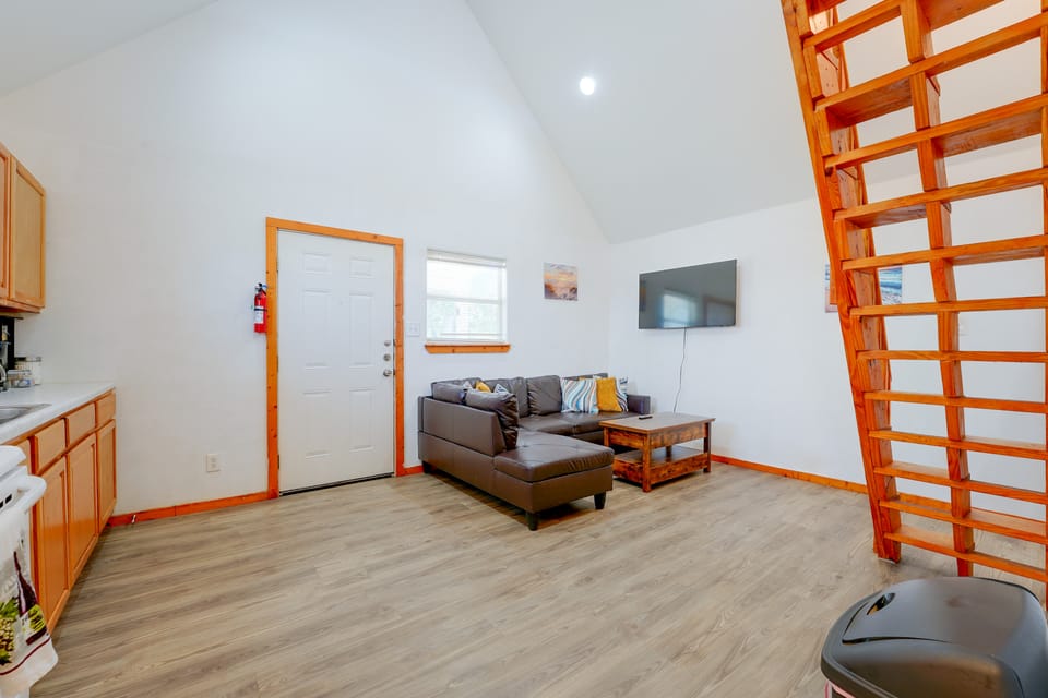 Walk to Main Street! Cozy Stockdale Cabin House in Texas