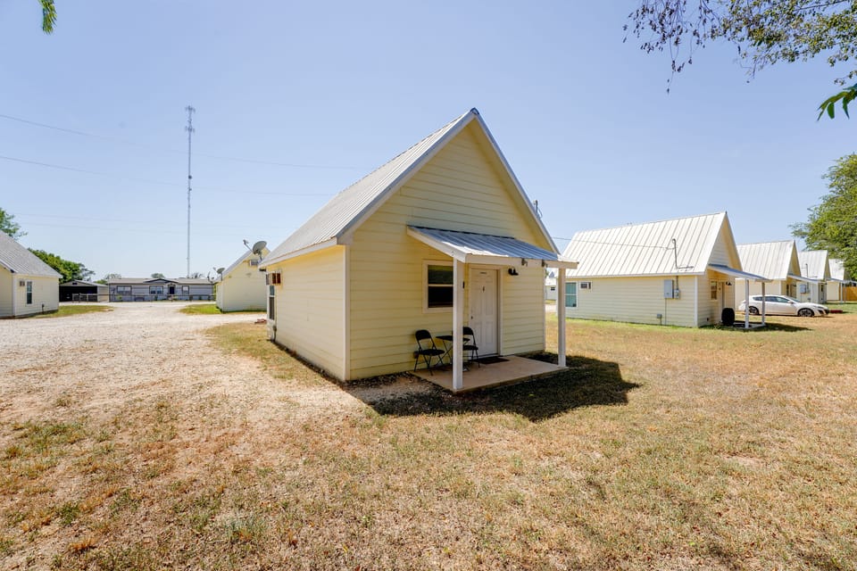 Walk to Main Street! Cozy Stockdale Cabin House in Texas
