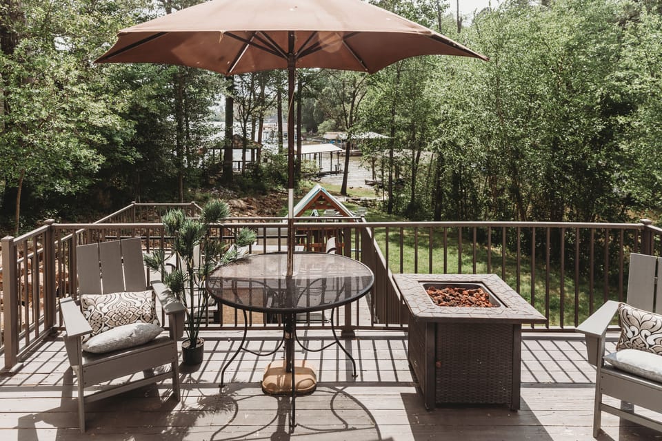 Cove Living! Lake Gaston Home w/ Dock & Bar House in Bracey