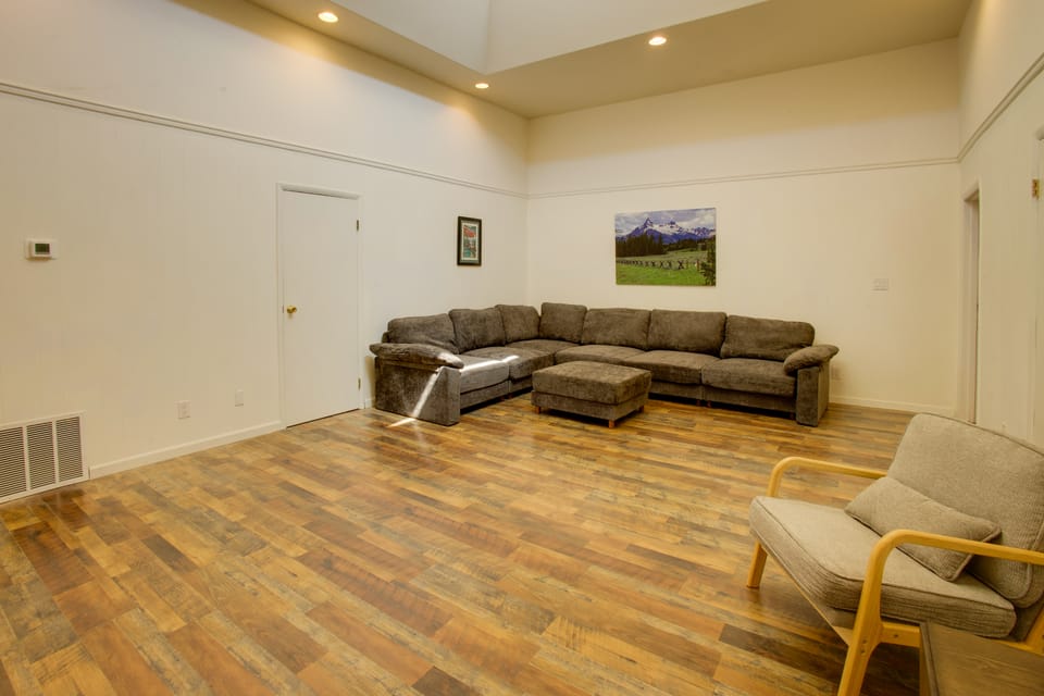Main Street Retreat w/ Game Room! 6 Mi to Skiing Apartment in Red Lodge