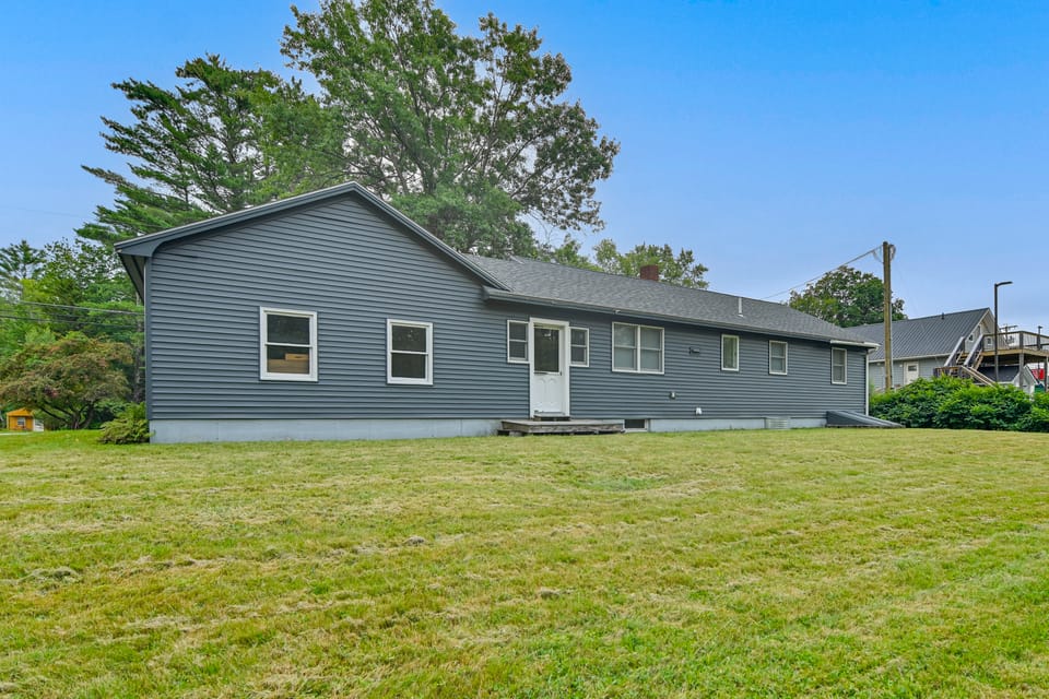 5 Mi to Sunday River Resort! Mtn-View Home House in Bethel