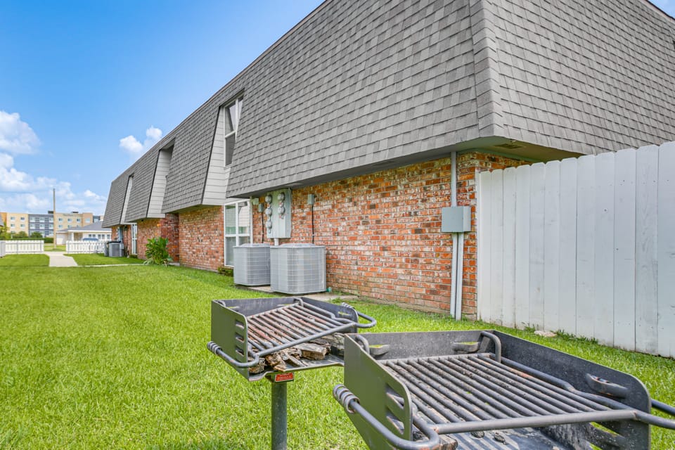 Community Pool & Central Location! Houma Apt Apartment in Houma