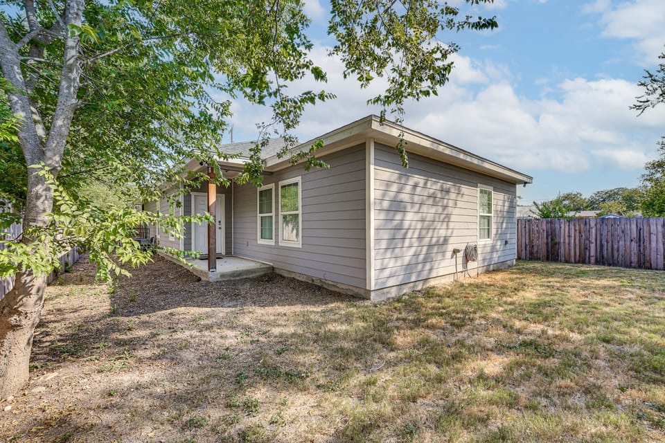 Walk to Parks & Dining! Universal City Home House in Schertz