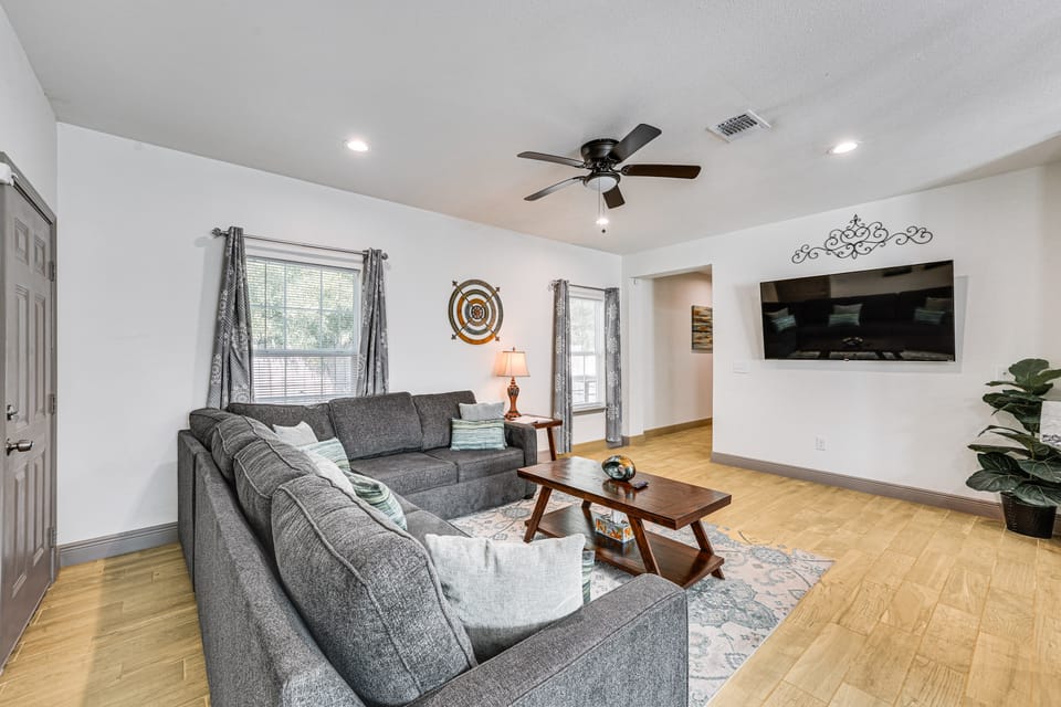 Walk to Parks & Dining! Universal City Home House in Schertz