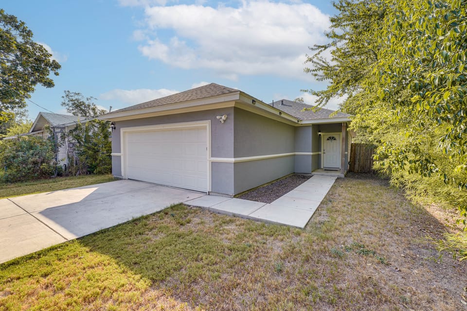 Walk to Parks & Dining! Universal City Home House in Schertz