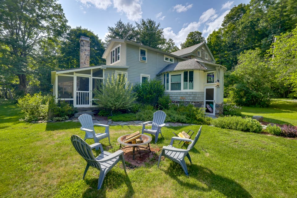 Historic Streamside Farmhouse in Stroudsburg! House in Pocono Mountains