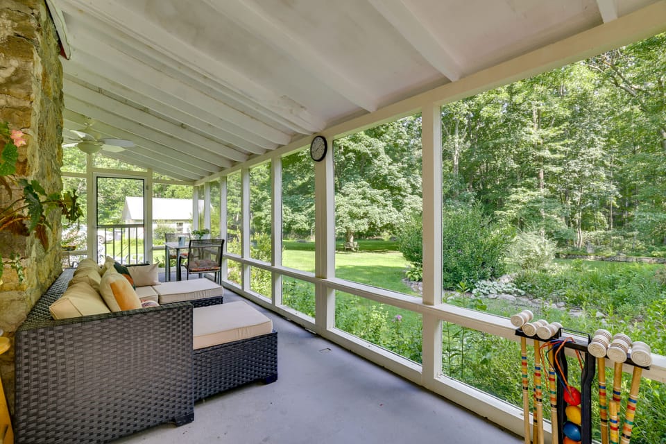 Historic Streamside Farmhouse in Stroudsburg! House in Pocono Mountains