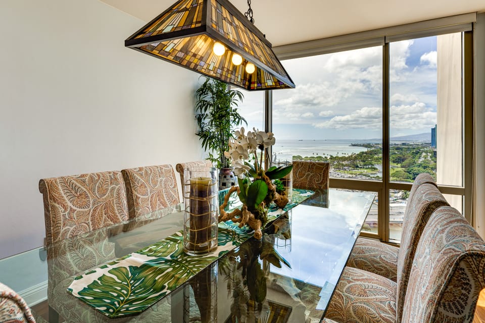 Walk to Beach, Shopping & Dining! Waikiki-Area Apartment in Honolulu