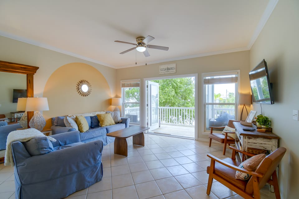 Walk to Beach: Gulf Shores Gem, Pool & Water Views Apartment in West Beach