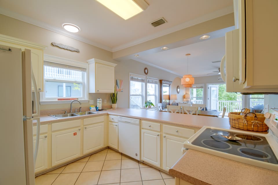 Walk to Beach: Gulf Shores Gem, Pool & Water Views Apartment in West Beach