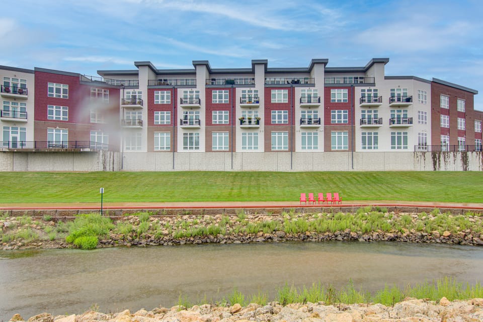 Rooftop Deck, Great Views! Modern Condo Near Dtwn Apartment in Iowa