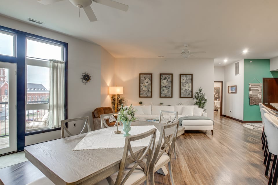 Rooftop Deck, Great Views! Modern Condo Near Dtwn Apartment in Iowa