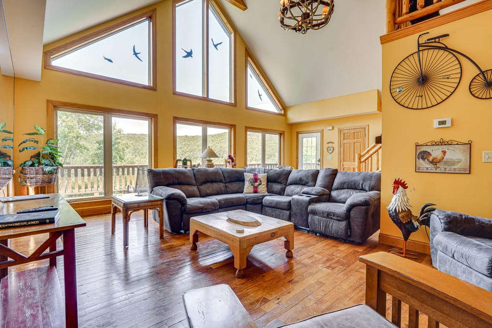 Hot Tub Ski Home: Rooster's Den in Ellicottville House in Cattaraugus