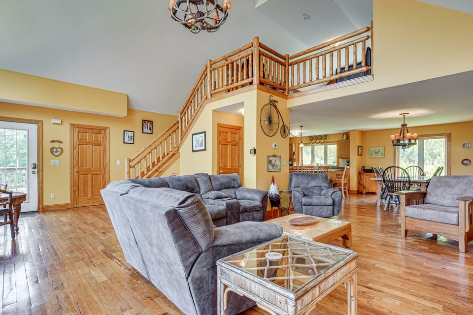 Hot Tub Ski Home: Rooster's Den in Ellicottville House in Cattaraugus