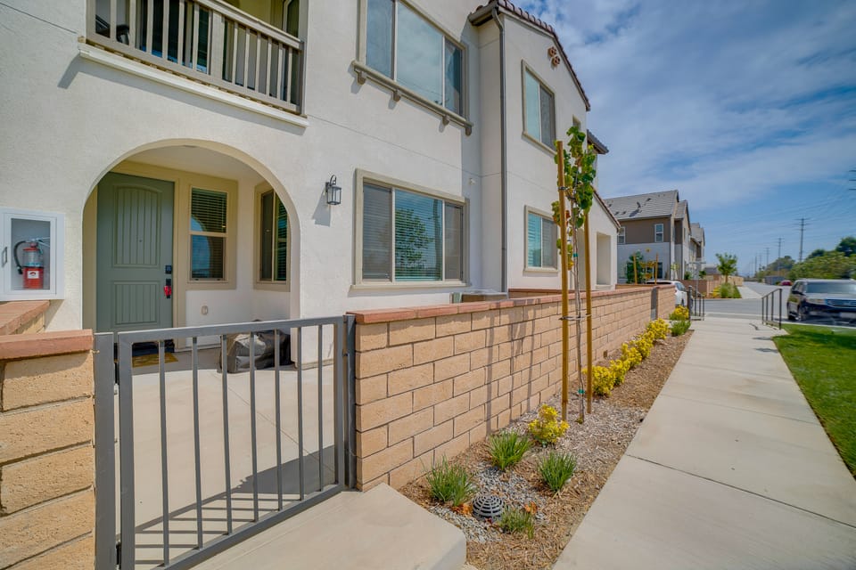 Townhome w/ Several New Haven Community Perks! Apartment in Eastvale