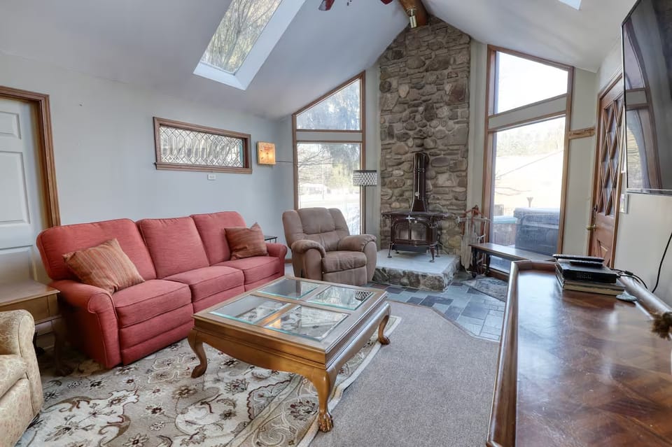 Large Ski Home: Seasonal Pool & Year-Round Hot Tub House in Ellicottville