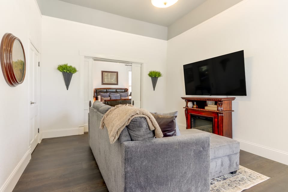 Walk Everywhere! Downtown Fort Smith Duplex Apartment in Fort Smith