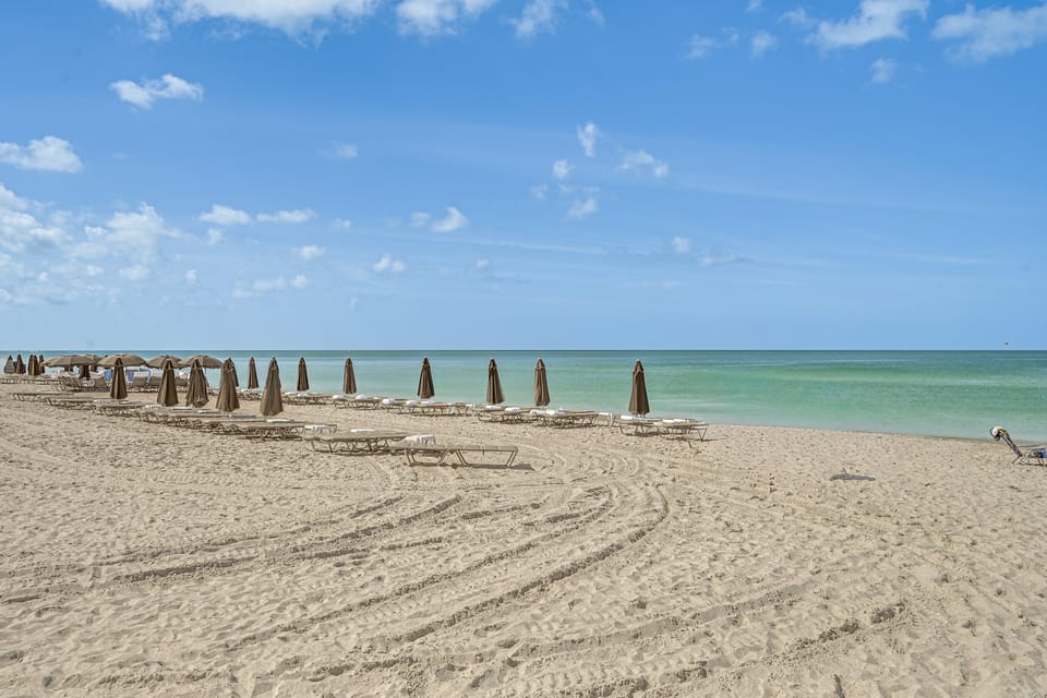 Relax Poolside, Walk to Beach! Extended Naples Gem Apartment in Vanderbilt Beach
