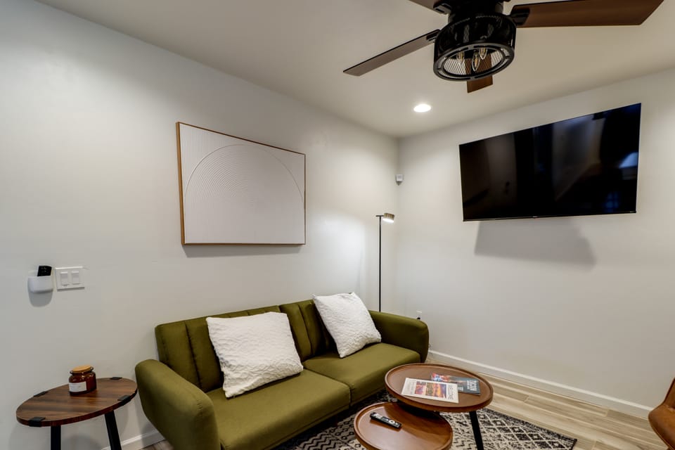 Walk to Cafes, Bites & Brews in Tucson! House in Catalina Foothills