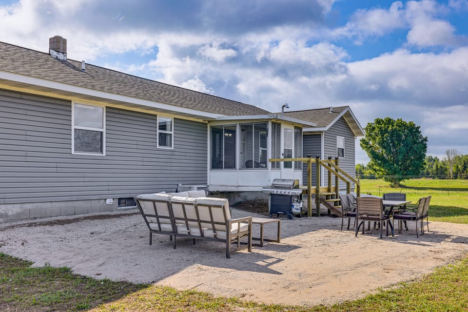 Fire Pit, Deck, Yard! Home Near Canadian Lakes House in Michigan