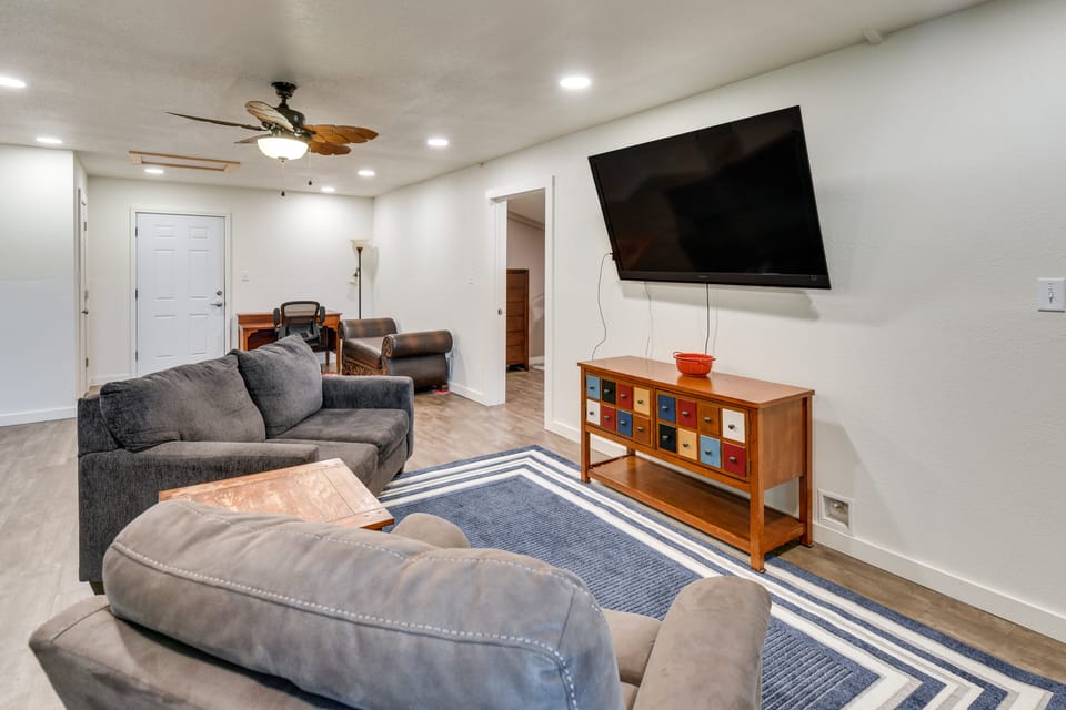 Orchard, Pond On-Site! Farm Stay Near Point A Lake Apartment in Alabama