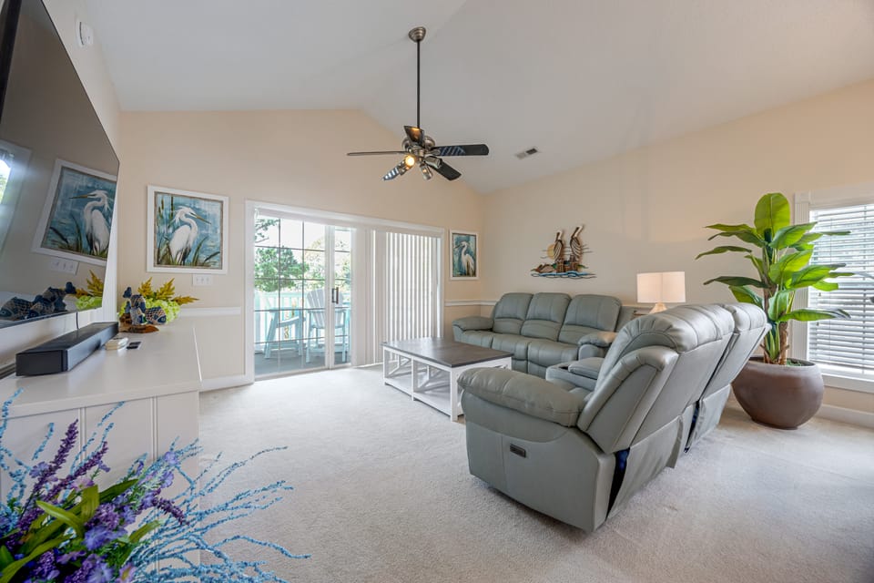 Birdies, Beaches & Boardwalks: Myrtle Beach Gem! Apartment in Carolina Forest