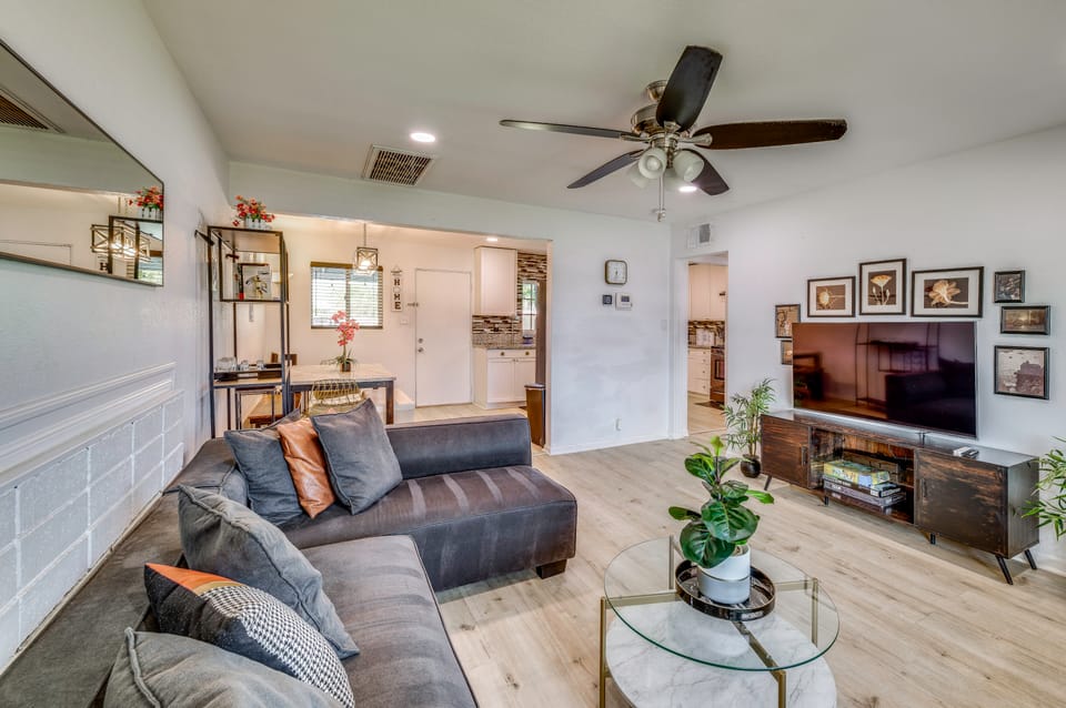 5 Mi to Empire Polo Club! Poolside Group Getaway House in Indio