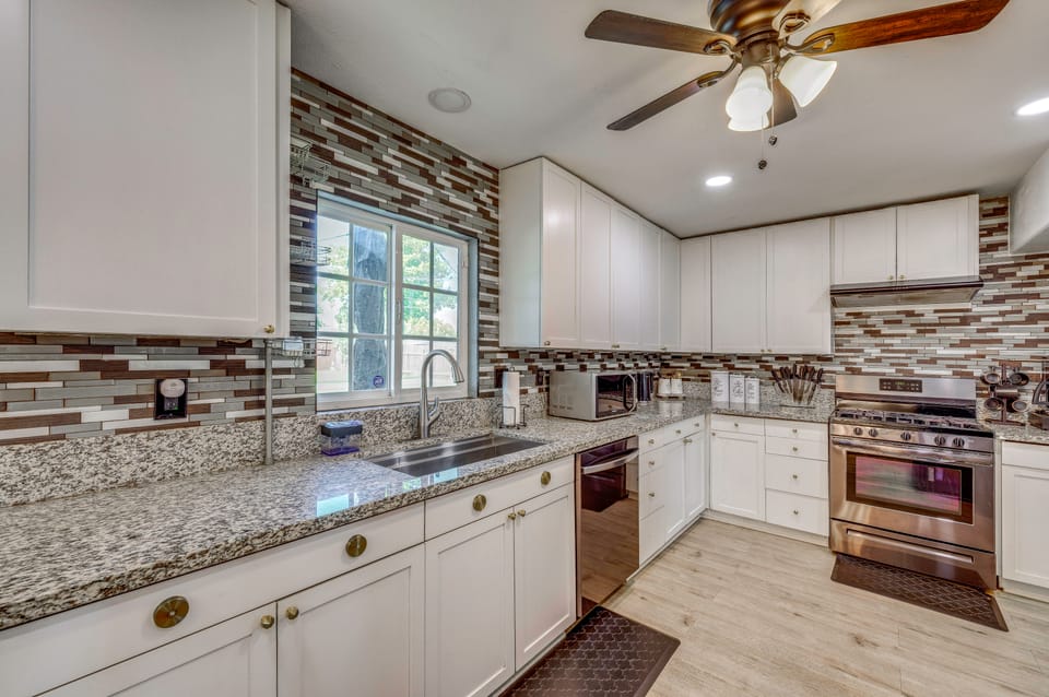 5 Mi to Empire Polo Club! Poolside Group Getaway House in Indio