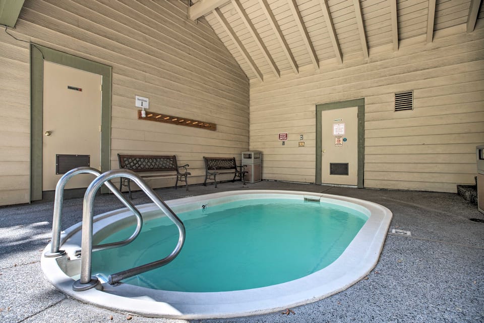 Walkable Condo Near Ski Shuttle & Mammoth Creek! Apartment in Mammoth Lakes