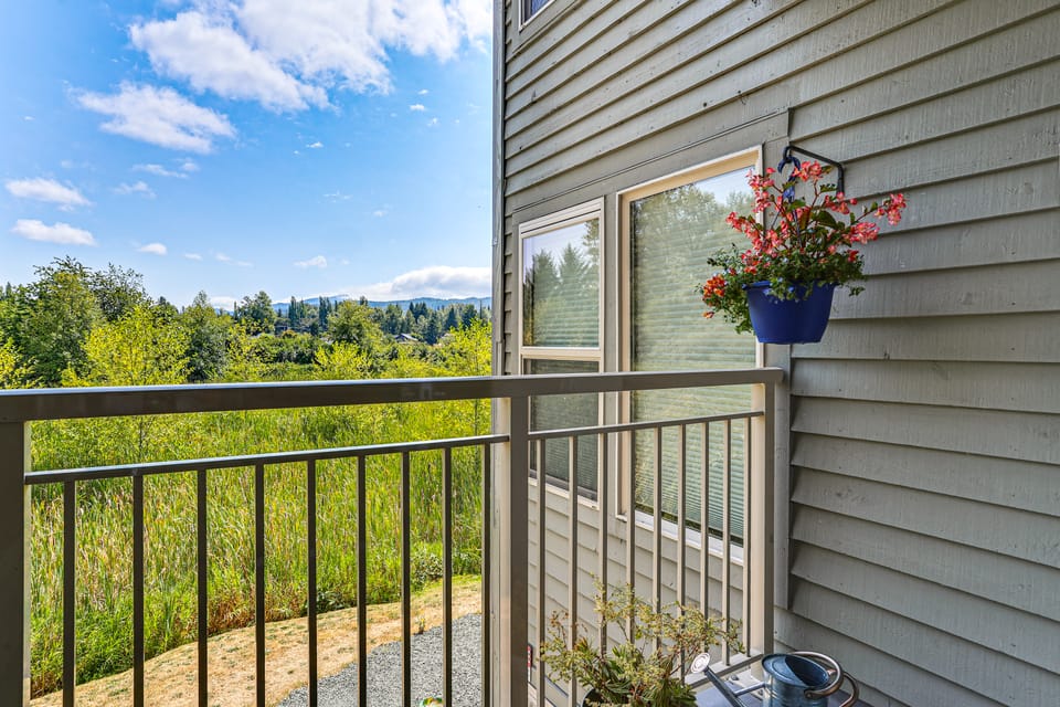 1 Block to Private Key Entry Beach Apartment in Bellingham