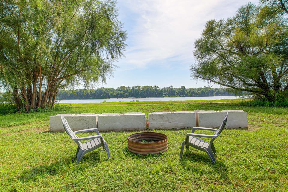Spacious Home w/ Deck & Mississippi River Views House in Illinois