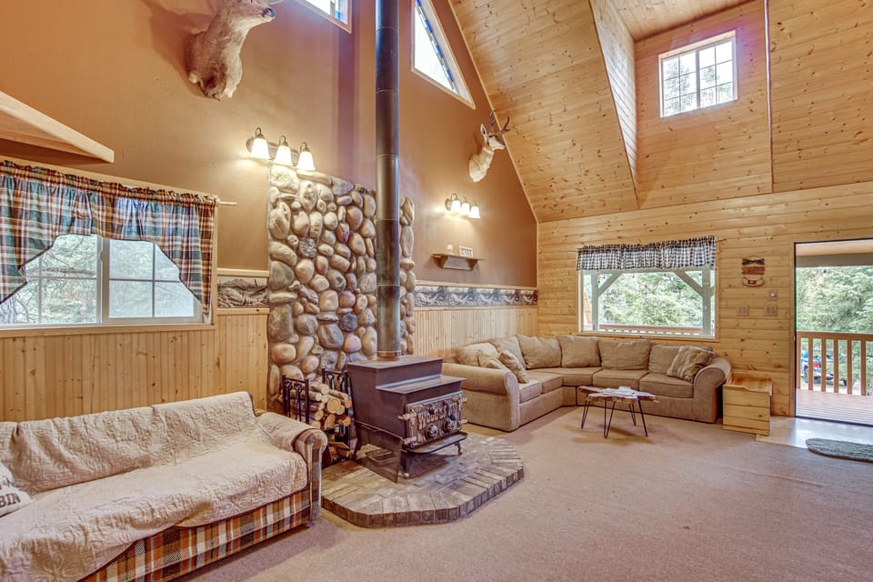 Game Room, Fire Pit: Dog-Friendly Duck Creek Cabin House in Utah