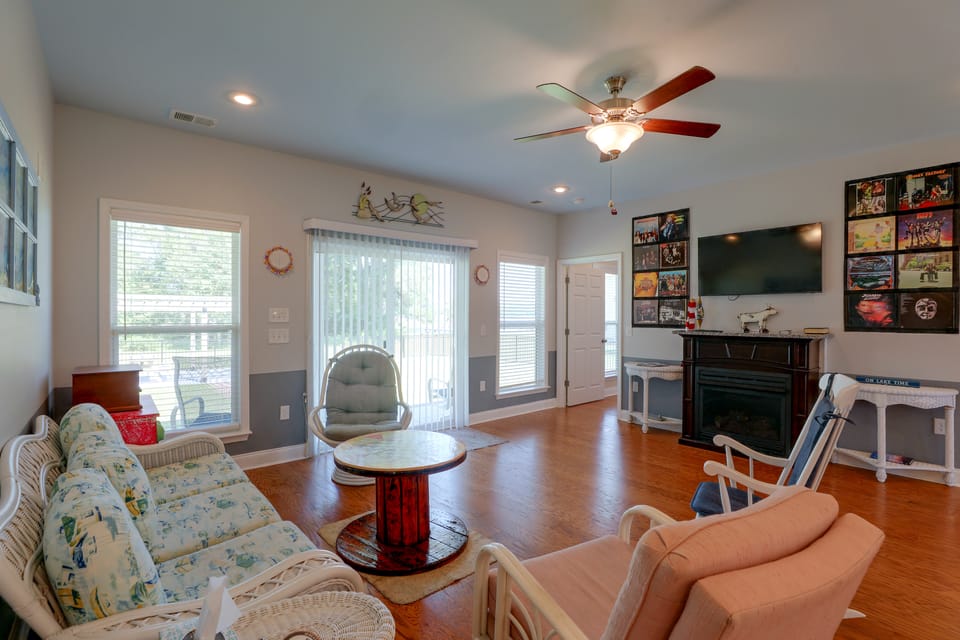 Lake Marion Oasis! Private Dock, Patio, Large Yard House in Lake Marion