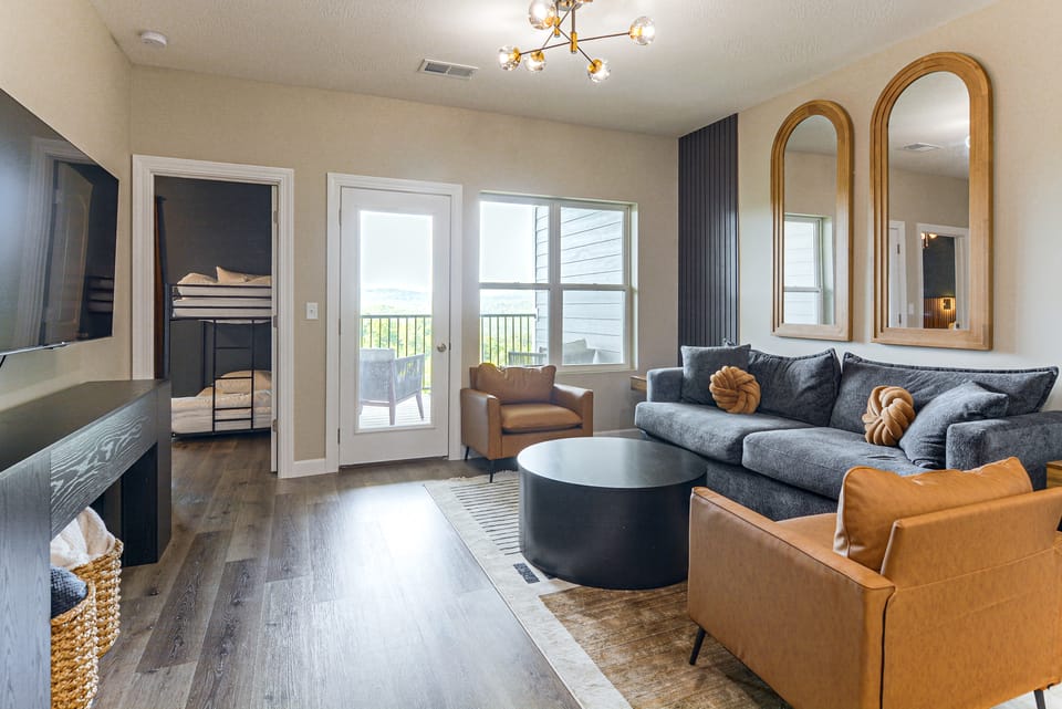 Family Getaway, 4 Mi to Moonshine Beach Apartment in Branson