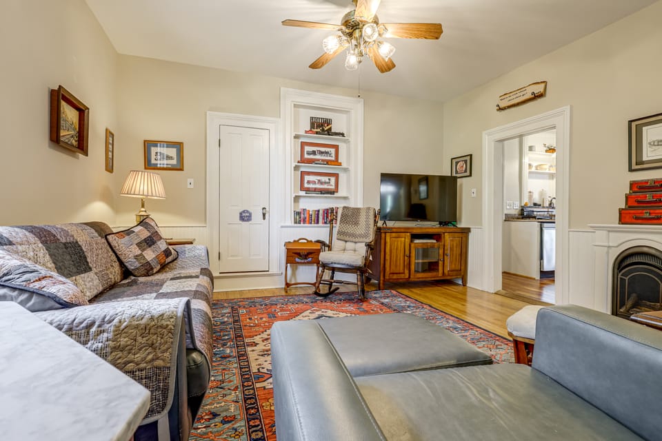 Beautiful 1880 Built Home, Sauna, Fire Pit, & Yard House in Broadway
