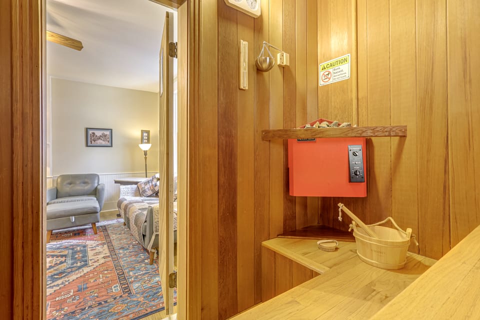 Beautiful 1880 Built Home, Sauna, Fire Pit, & Yard House in Broadway