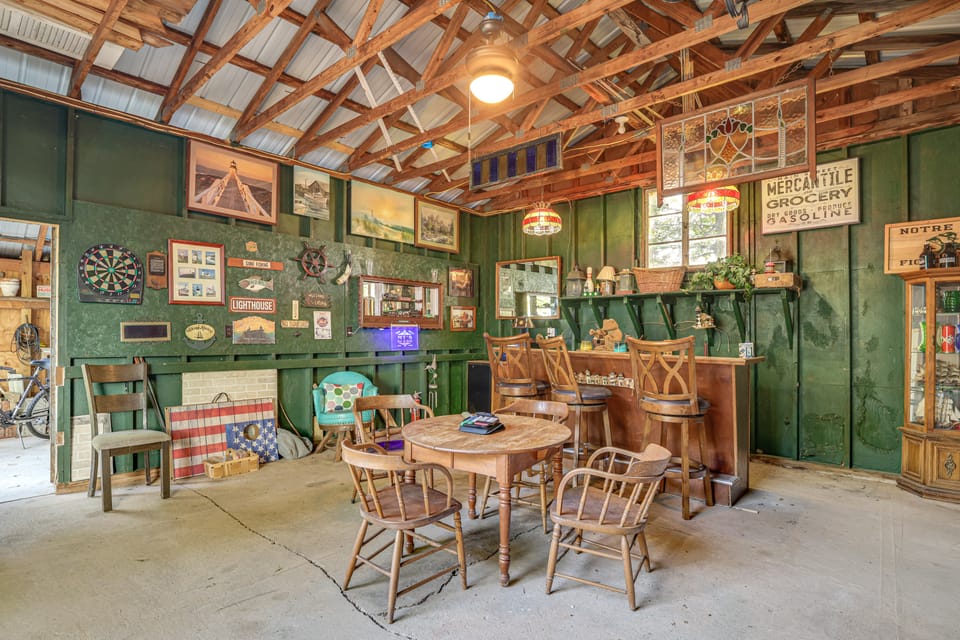 3 Bicycles & Peek-A-Boo Lake Views! Barker Gem House in New York