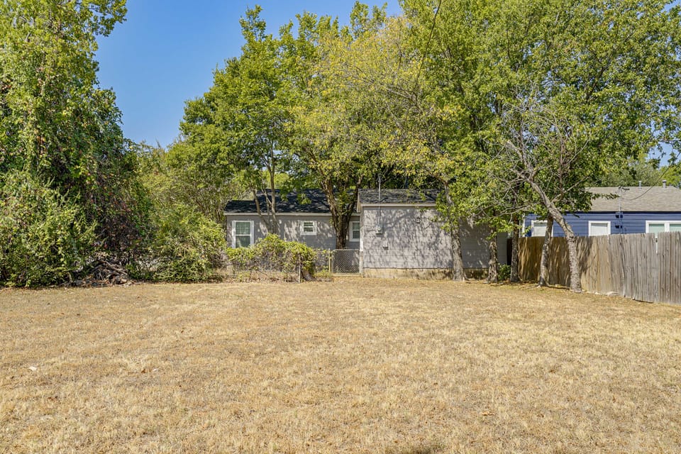 Walk to AT&T Stadium! Bright Home w/ Private Yard House in Arlington
