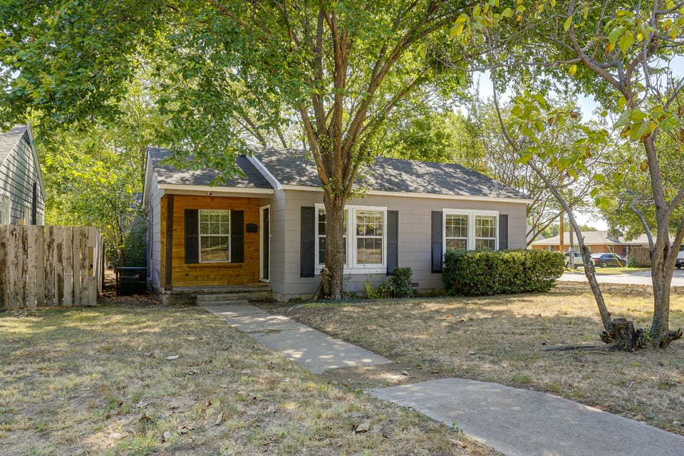 Walk to AT&T Stadium! Bright Home w/ Private Yard House in Arlington
