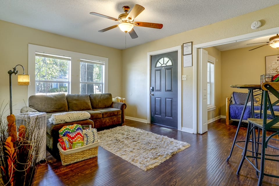 Walk to AT&T Stadium! Bright Home w/ Private Yard House in Arlington
