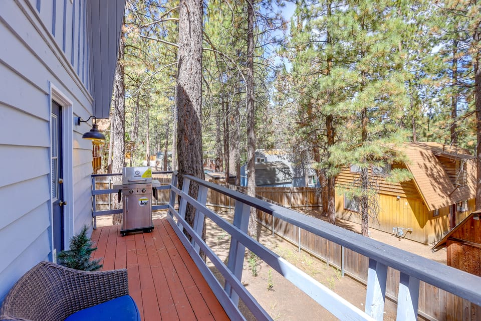 1 Mi to Snow Play! 4-Season Big Bear Escape House in Big Bear