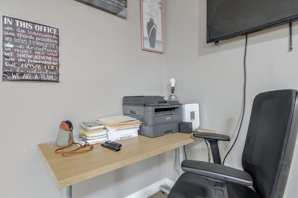 Work & Explore! Quaint Los Angeles Condo Apartment in Los Angeles