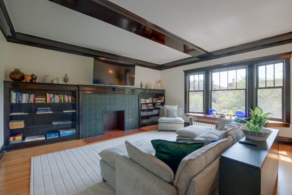Steps to Lake Michigan & Metra! Extended Getaway Apartment in Chicago