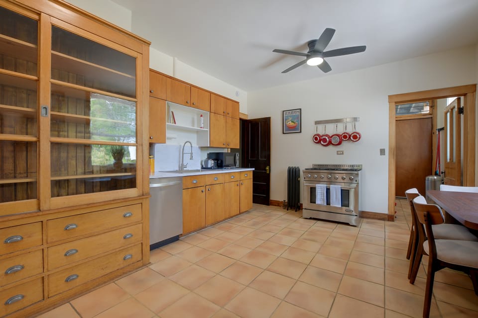 Steps to Lake Michigan & Metra! Extended Getaway Apartment in Chicago