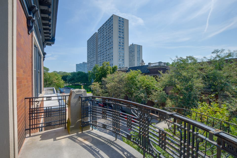 Steps to Lake Michigan & Metra! Extended Getaway Apartment in Chicago