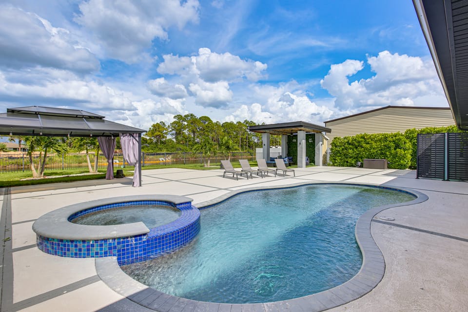 Outdoor Oasis! Luxe Waterfront Gem in Lehigh Acres House in Lehigh Acres