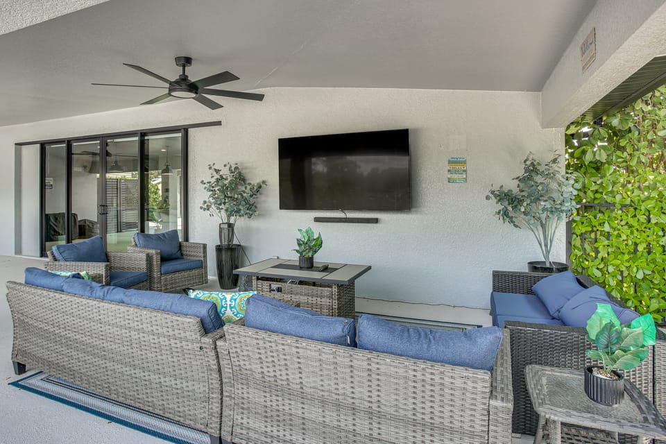 Outdoor Oasis! Luxe Waterfront Gem in Lehigh Acres House in Lehigh Acres