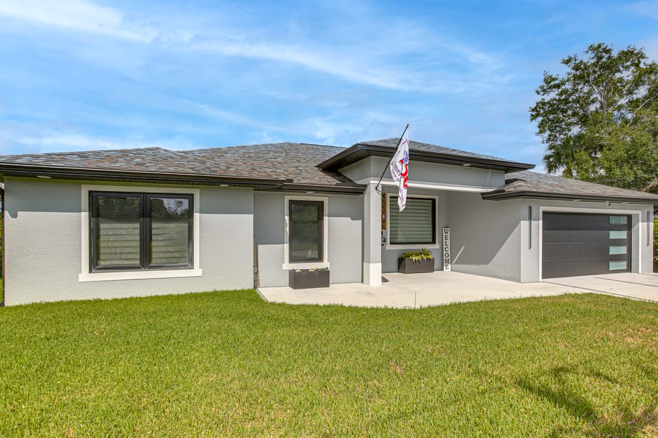 Outdoor Oasis! Luxe Waterfront Gem in Lehigh Acres House in Lehigh Acres
