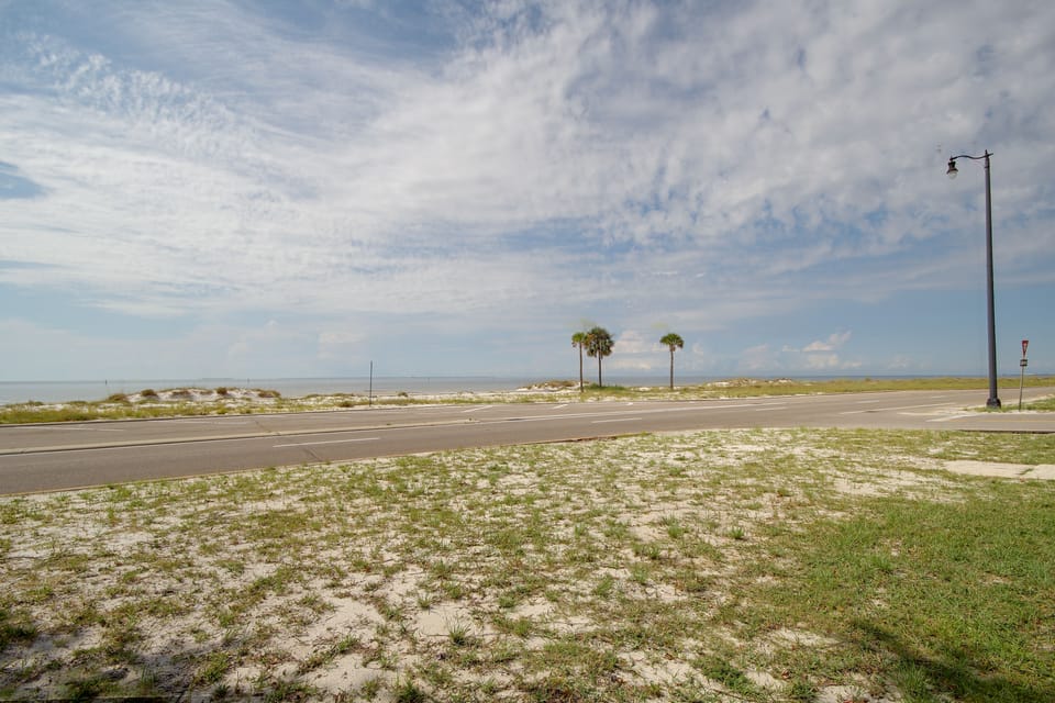 Walk to Gulfport Beach! Coastal Studio Getaway Apartment in Gulfport