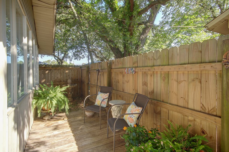 Walk to Gulfport Beach! Coastal Studio Getaway Apartment in Gulfport
